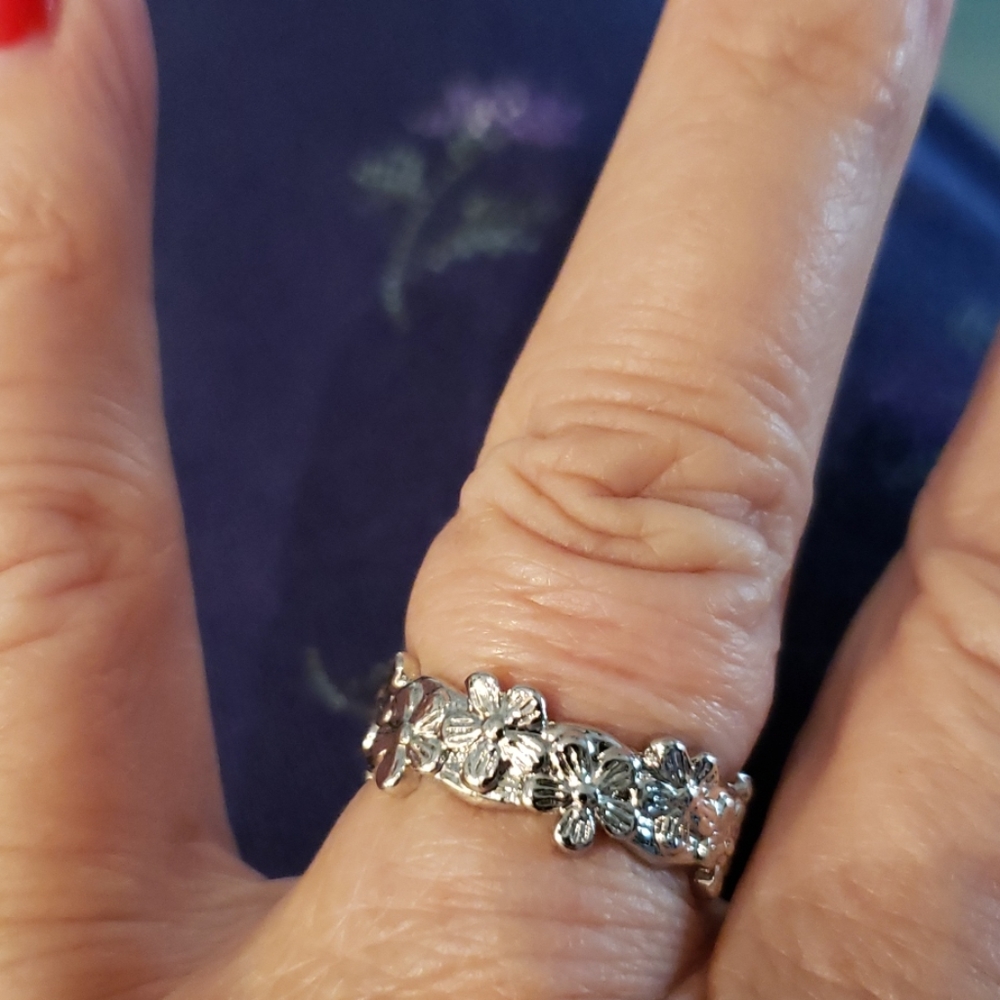 🆕️ Dogwood flower ring - 8 3/4"